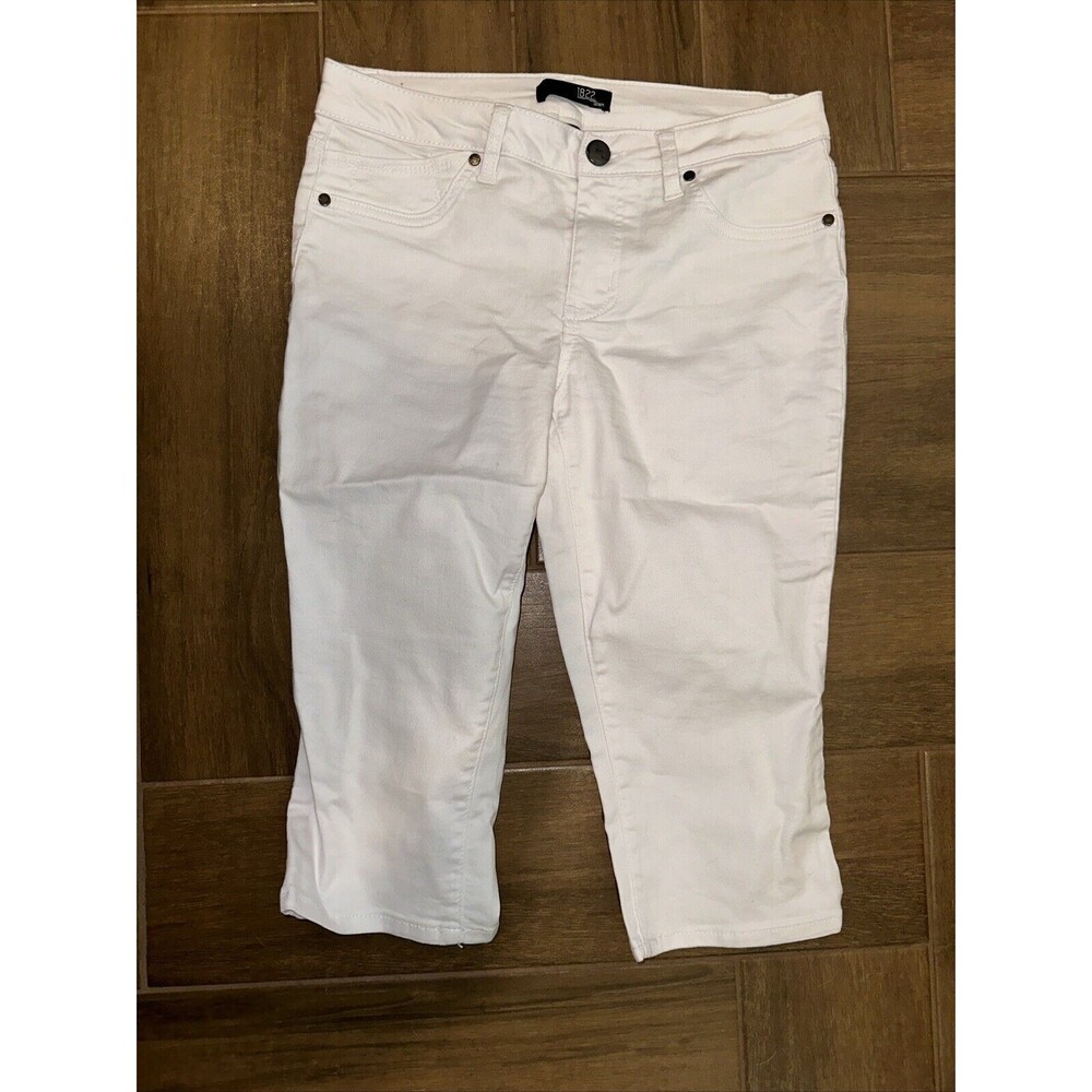 1822 Denim White Capris